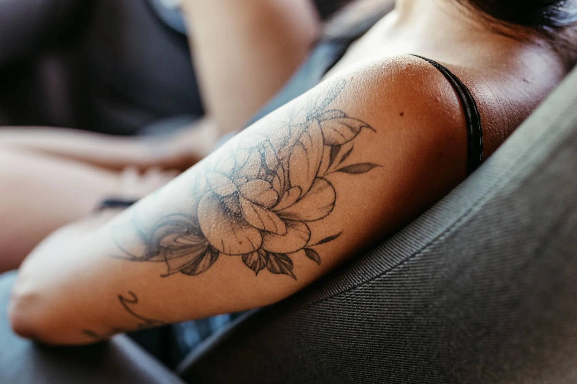 Bujori desenați fin, cu umbre delicate, pe antebraț