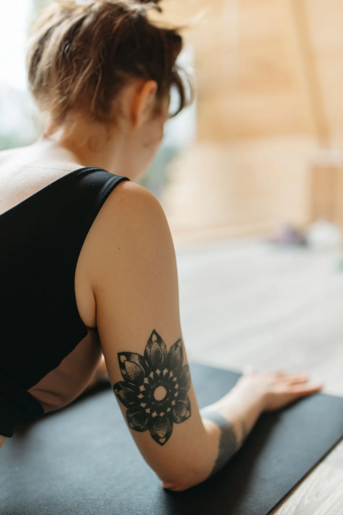Mandala ornamentală tatuată pe braț